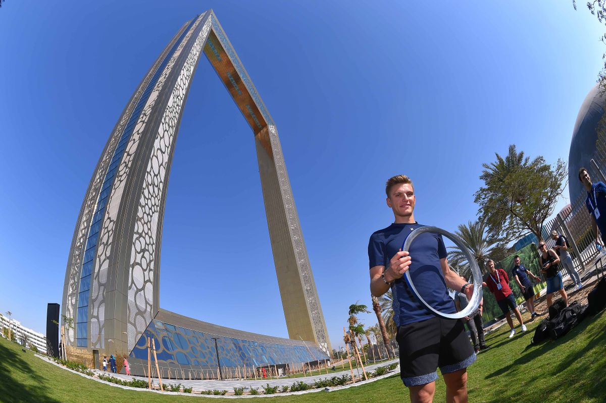 Marcel Kittel poses in front of the Dubai Frame