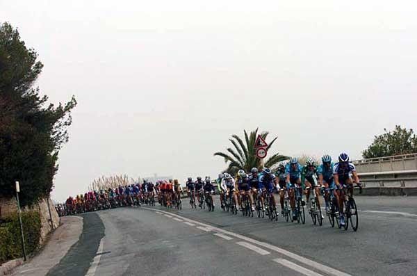Milram make their presence felt as the race begins to really take shape