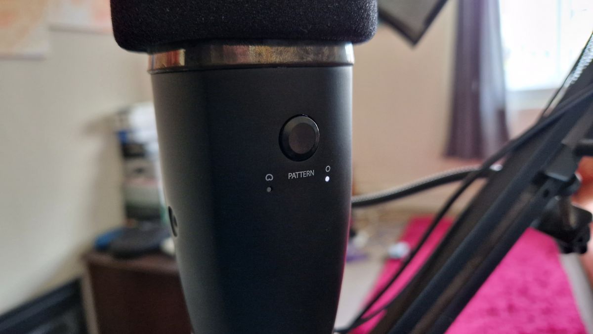 Blue Yeti Nano from the rear, showing the pattern button