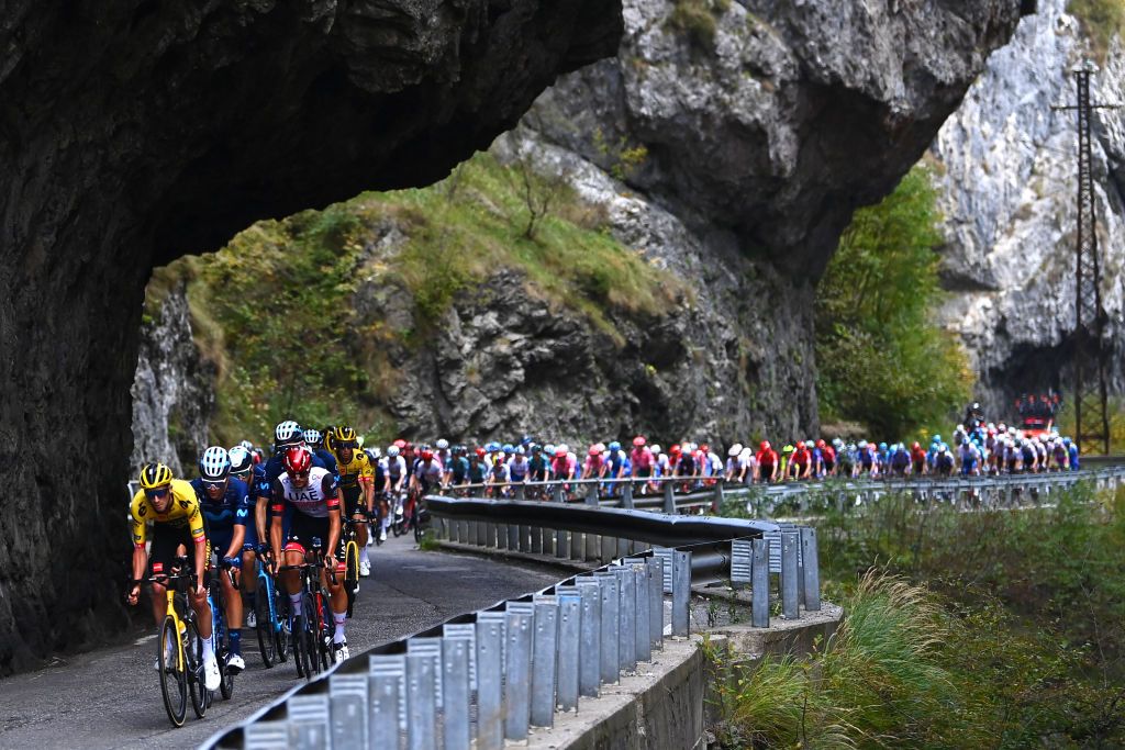 COMO ITALY OCTOBER 08 A general view of the Peloton passing through a landscape during the 116th Il Lombardia 2022 a 253km one day race from Bergamo to Como iLombardia on October 08 2022 in Como Italy Photo by Tim de WaeleGetty Images