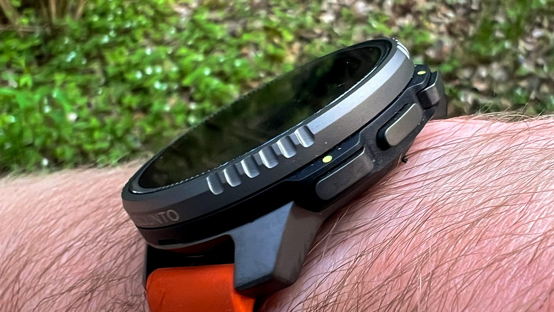 Suunto Vertical Titanium Solar ihmisen ranteessa