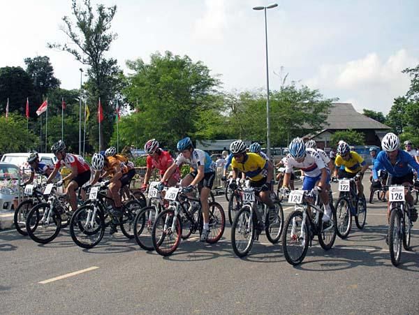 The start of the junior men's race.