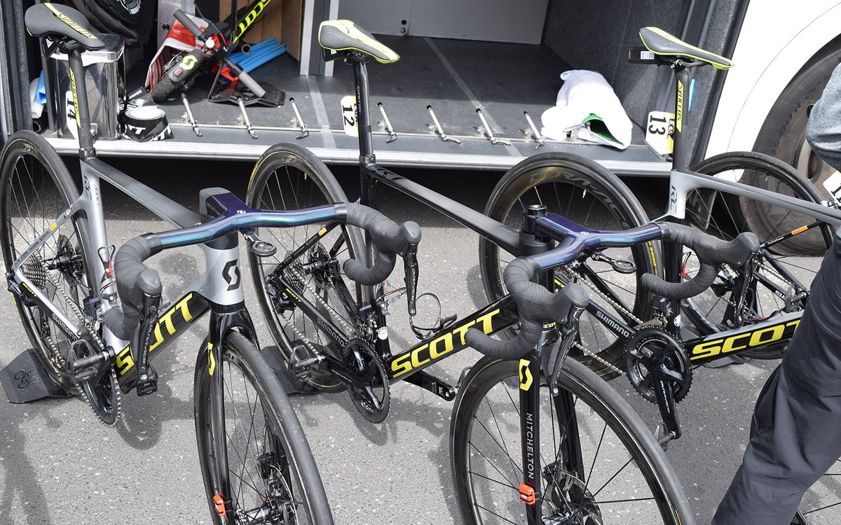 Jack Haig's bike had a black/grey fade paint design