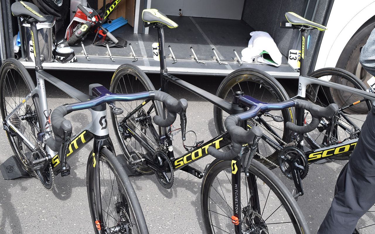 Jack Haig's bike had a black/grey fade paint design