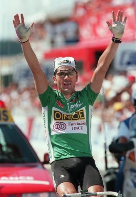 Frenchman Laurent Jalabert, green jersey of the best sprinter, raises his arms in victory as he wins after a very long breakaway the 12th stage of the Tour de France here 14 July.