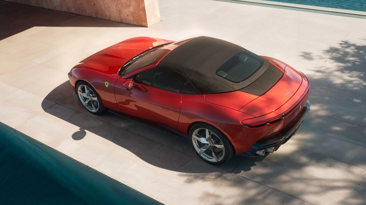 Open and closed in the Ferrari Amalfi Spider