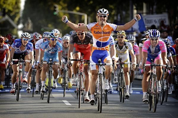 Freire timed his sprint perfectly to win Paris-Tours