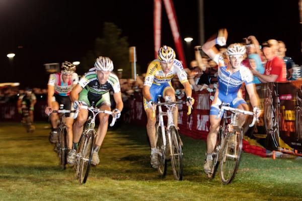 Lars van der Haar (Rabobank-Giant) takes the men's sprint finish.