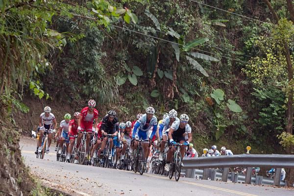 The peloton climbs to Sun Moon lake for the stage four finale.