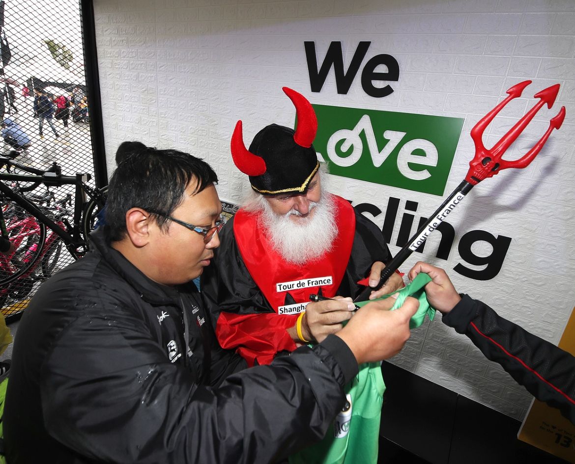 Didi the Devil signs autographs for fans