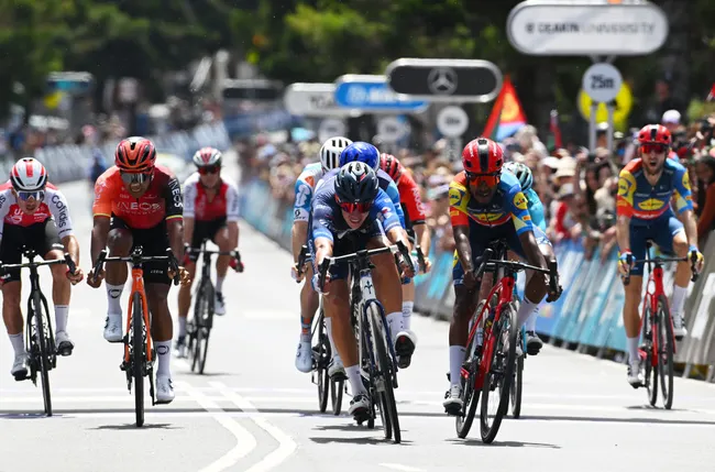 Laurence Pithie vince la Cadel Evans Great Ocean Road Race 2024 (foto: Getty Images)