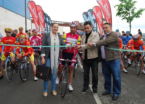 Race leader Angel Vicioso Arcos (Andalucia - Cajasur) helps out with the ribbon cutting ceremony at the start of the stage.