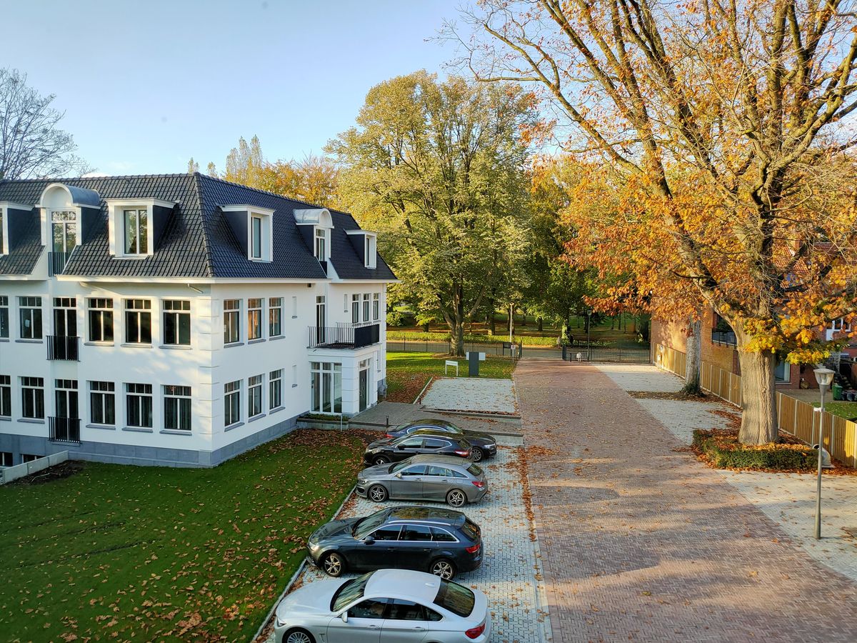 De nabewerking laat de herfstkleuren van het scherm spatten.