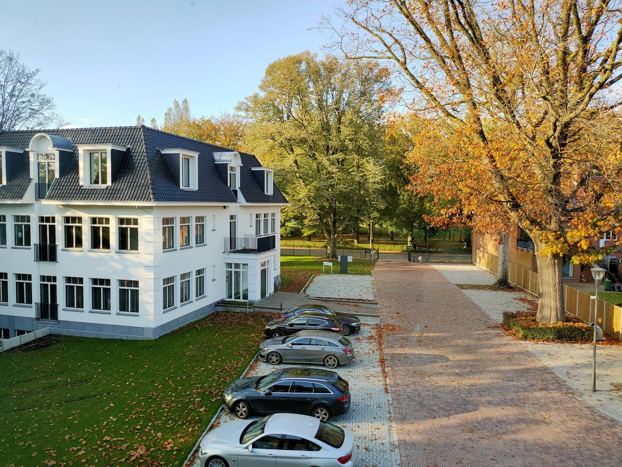 De nabewerking laat de herfstkleuren van het scherm spatten.