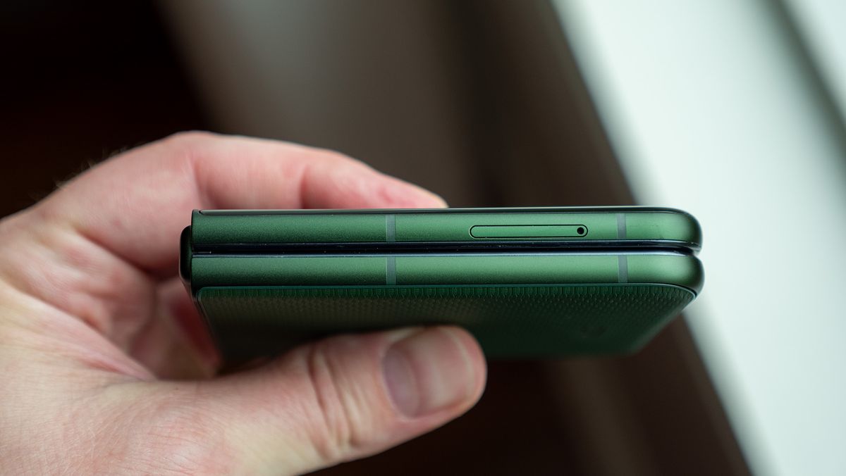 The Motorola Razr Plus 2026's left side