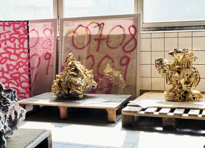 尼尔森斯德哥尔摩工作室的《转移我的悲剧》(2022)和《家具在车库里》(2022)，旁边还有喷着他的电话号码的《无题地板》(2009/2010)