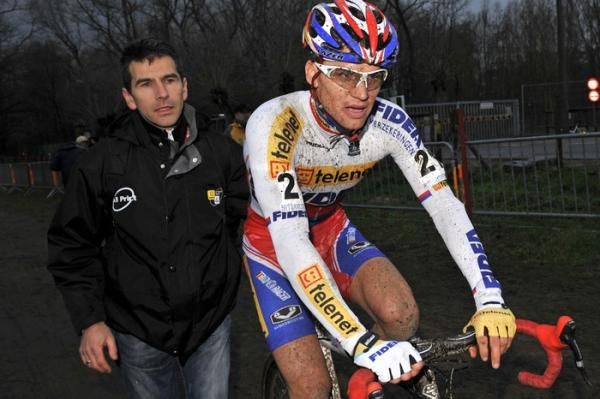 Zdenek Stybar gets a push from a supporter after his World Cup win in Koksijde.
