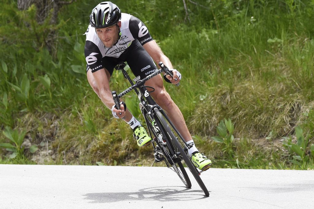 Steve Cummings riding to the stage win