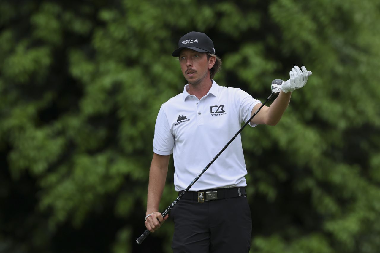 Bjorn Hellgren wipes his club head clean