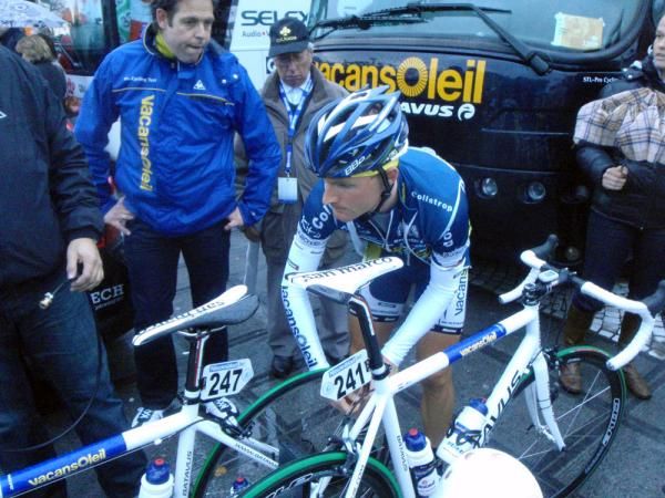 Kuurne-Bruxelles-Kuurne winner Bobbie Traksel double checks his tyre pressure before the race.