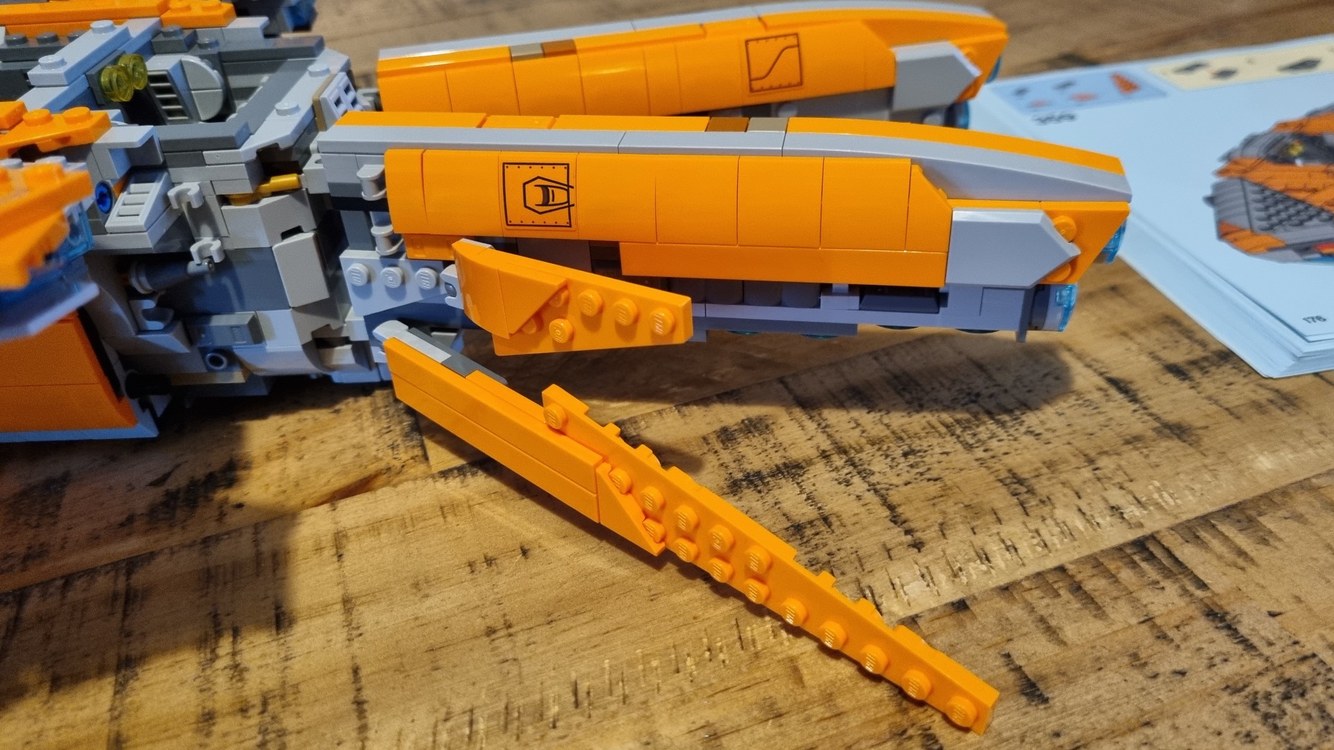 Lego Marvel The Guardians' Ship (76193) — Zbliżenie trwającej budowy dwuskrzydłowej — Andy Hartup