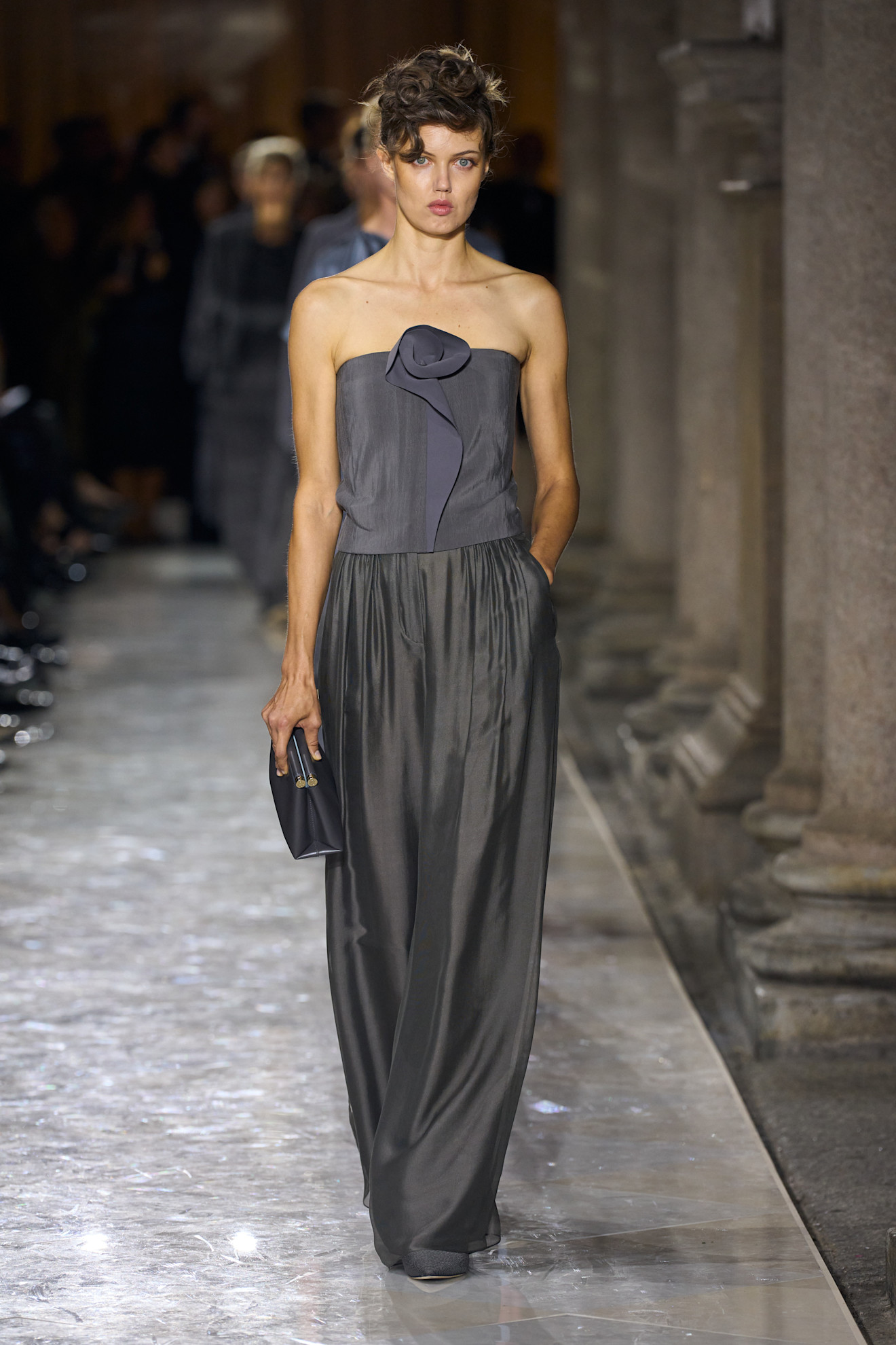 ELEGANT FASHION TRENDS 2026: GREY COLOUR TREND AT GIORGIO ARMANI