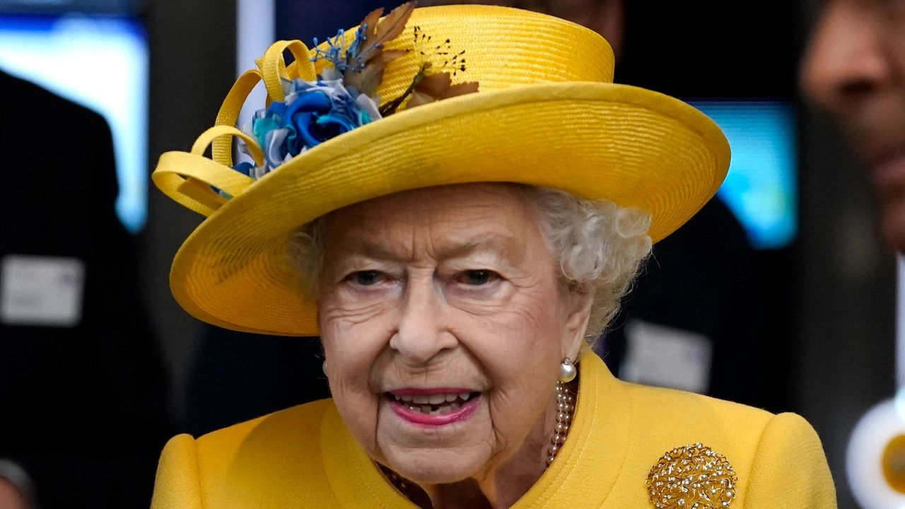 Queen Elizabeth II attends the Elizabeth line&#039;s official opening at Paddington Station