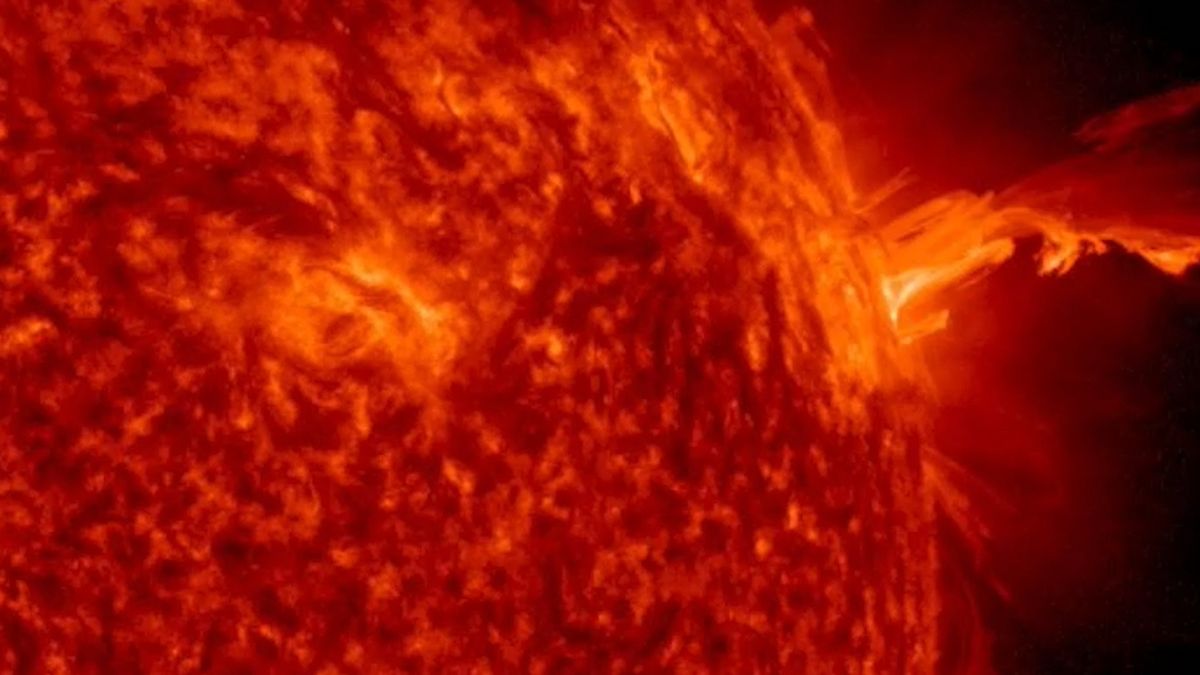 El sol entra en erupción con una poderosa llamarada solar