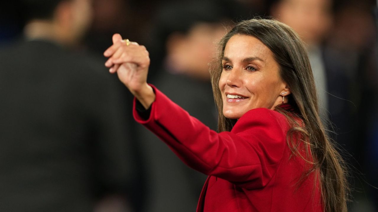 Queen Letizia&#039;s red power suit