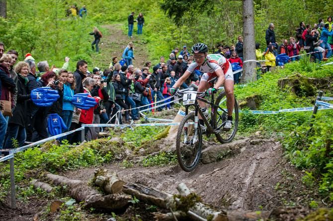 Eva Lechner (Colnago Sudtirol) races downhill