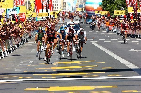 Alejandro Valverde (Caisse d'Epargne) charges to the line