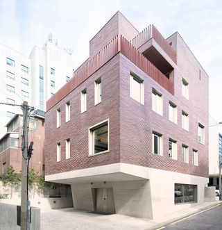 Built on the site of a demolished building, this new four-storey office and apartment building in Gangnam