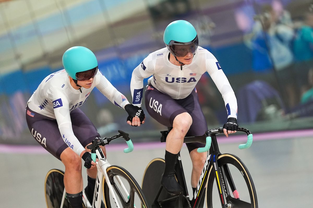 Picture by Zac Williams/SWpix.com - 09/08/2024 - Paris 2024 Olympic Games - Track Cycling - National Velodrome, Saint-Quentin-en-Yvelines, France - Women's Madison Final - Jennifer Valente (USA) and Lily Williams (USA) performing a handsling