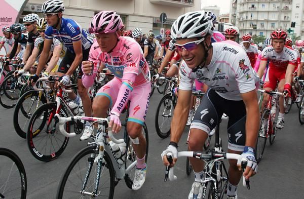 Richie Porte (Saxo Bank), leading the best young rider classification, shares a laugh with Alexandre Vinokourov (Astana) at the start.