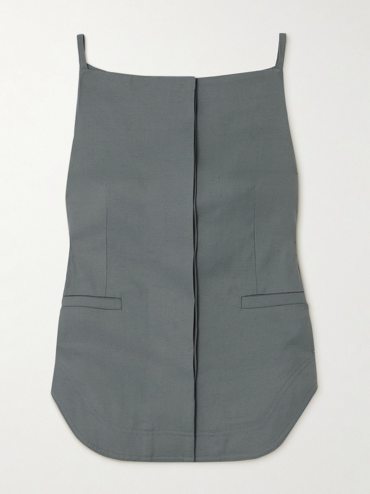 missing-image 31 قطعة أزياء مستوحاة من برادا يمكنك شراؤها لفصل الربيع