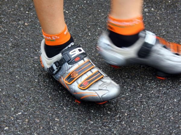 Sidi provides Euskaltel-Euskadi with orange-tinged shoes.