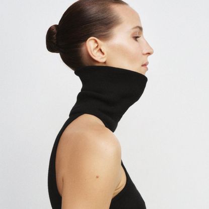 A profile image of a model wearing a sleeveless turtleneck from Zara.