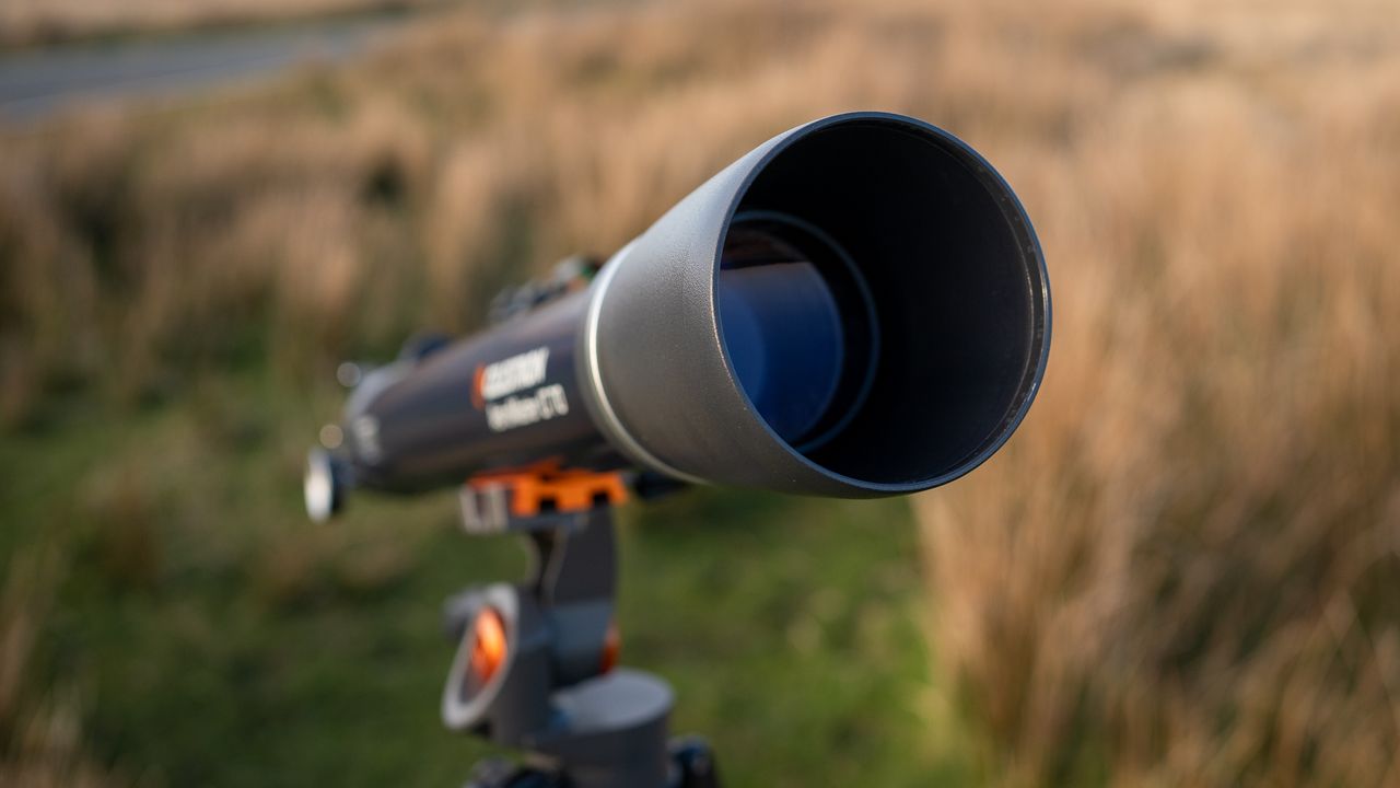 objective lens of the Celestron AstroMaster LT 70AZ
