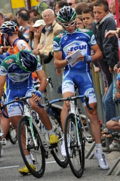The Saur-Sojasun riders signed autographs before the start.