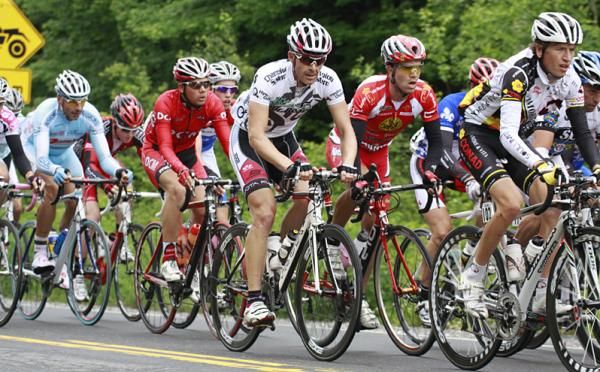 White jersey Andrew Pinfold (UnitedHealthcare pb Maxxis).