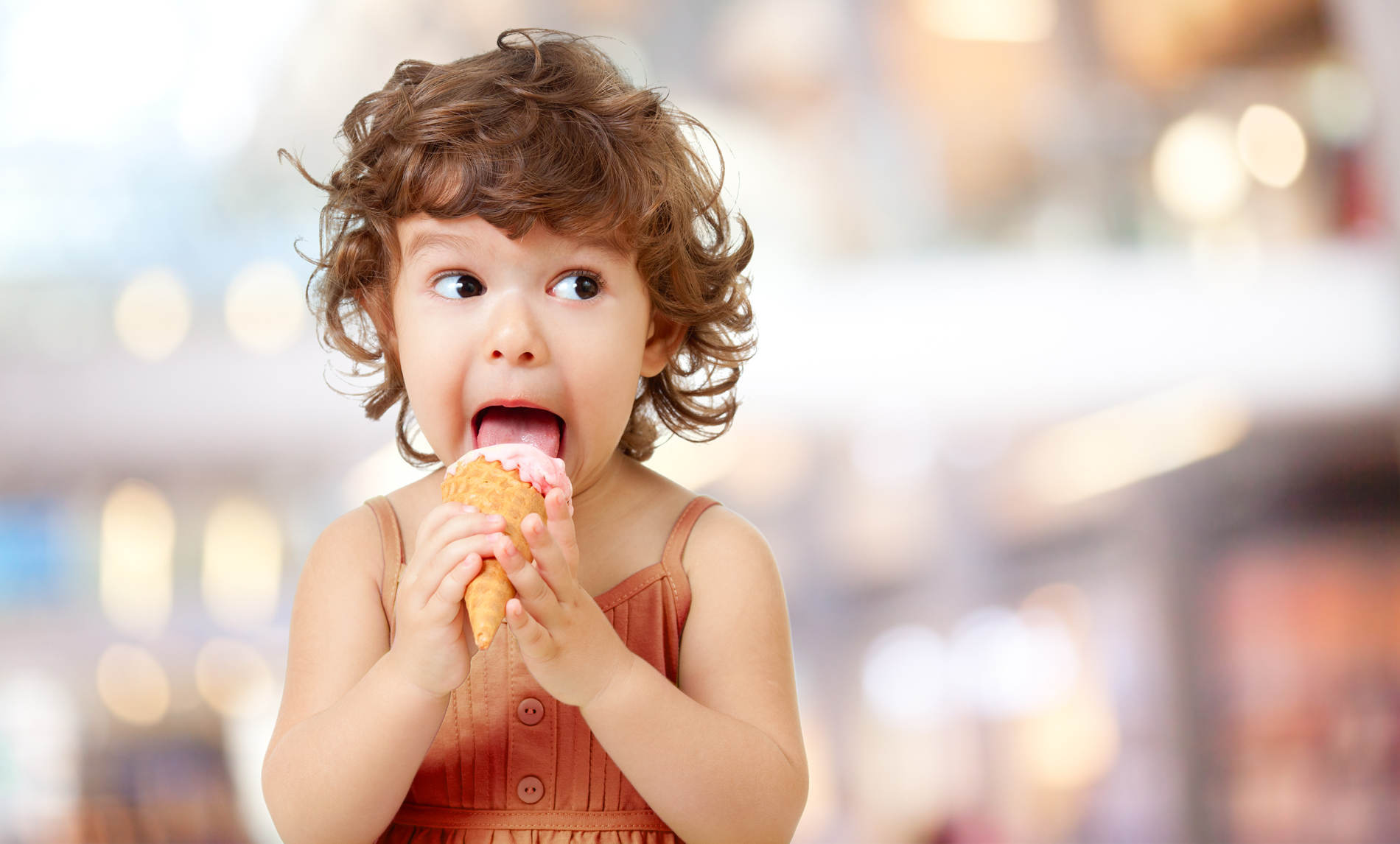 Mädchen, das Eiscreme isst.