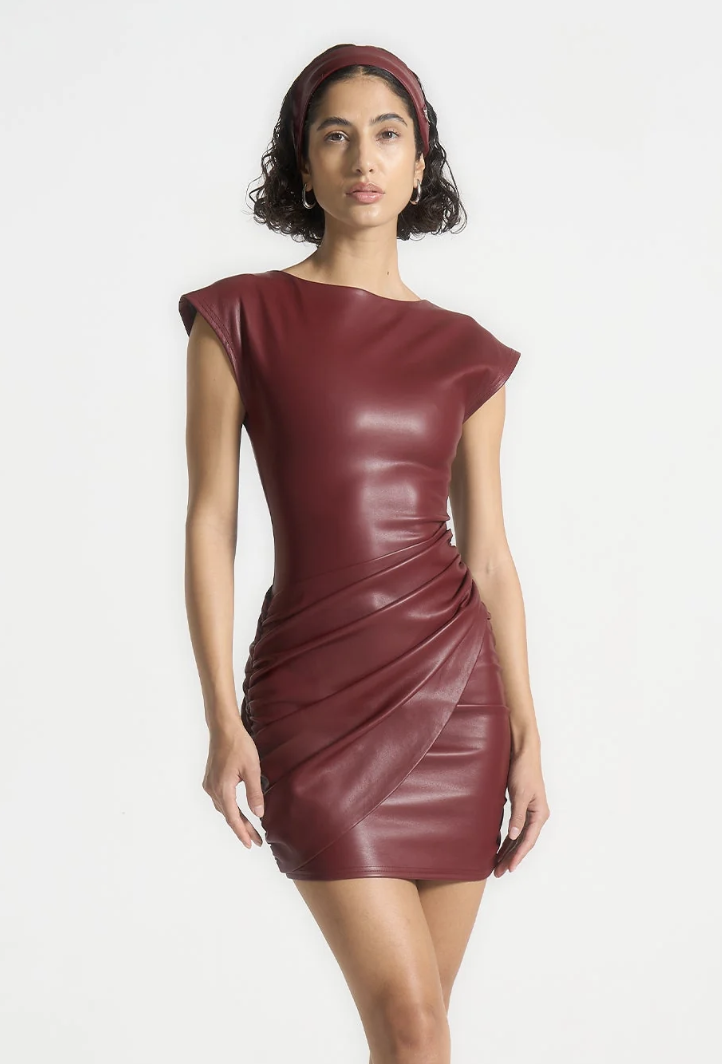 Mani&amp;egrave;re du Voir, Tina in Wine Red