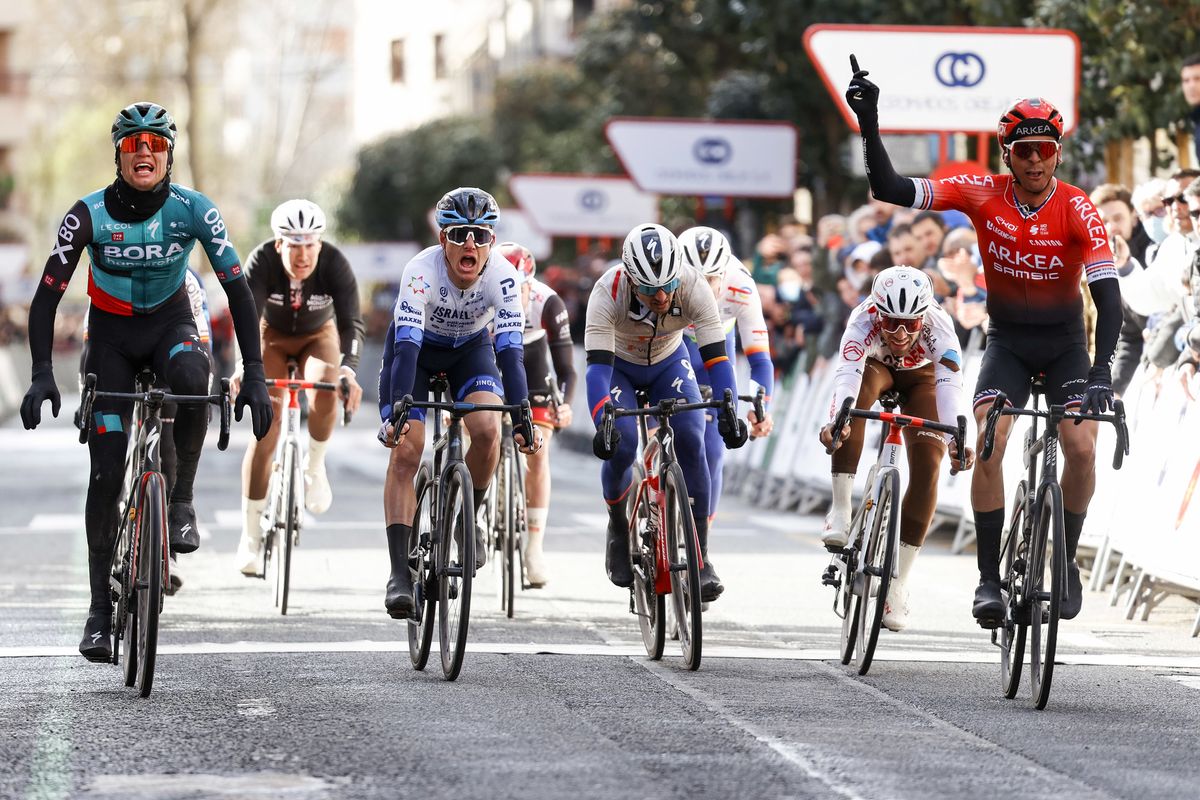 GP Miguel Indurain 2022 - 31st Edition - Estella Lizarra - Estella Lizarra 203,2 km - 02/04/2022 - Warren Barguil (FRA - Team Arkea Samsic) - Aleksandr Vlasov (RUS - Bora - Hansgrohe) - Simon Clarke (AUS - Israel - Premier Tech) - photo Luis Angel Gomez/SprintCyclingAgency&Acirc;&copy;2022