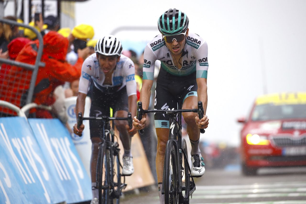 Emanuel Buchmann (Bora-Hansgrohe) and Egan Bernal (Team Ineos) cross the line
