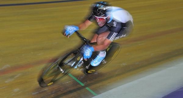 Pete Kennaugh goes for it in the scratch race
