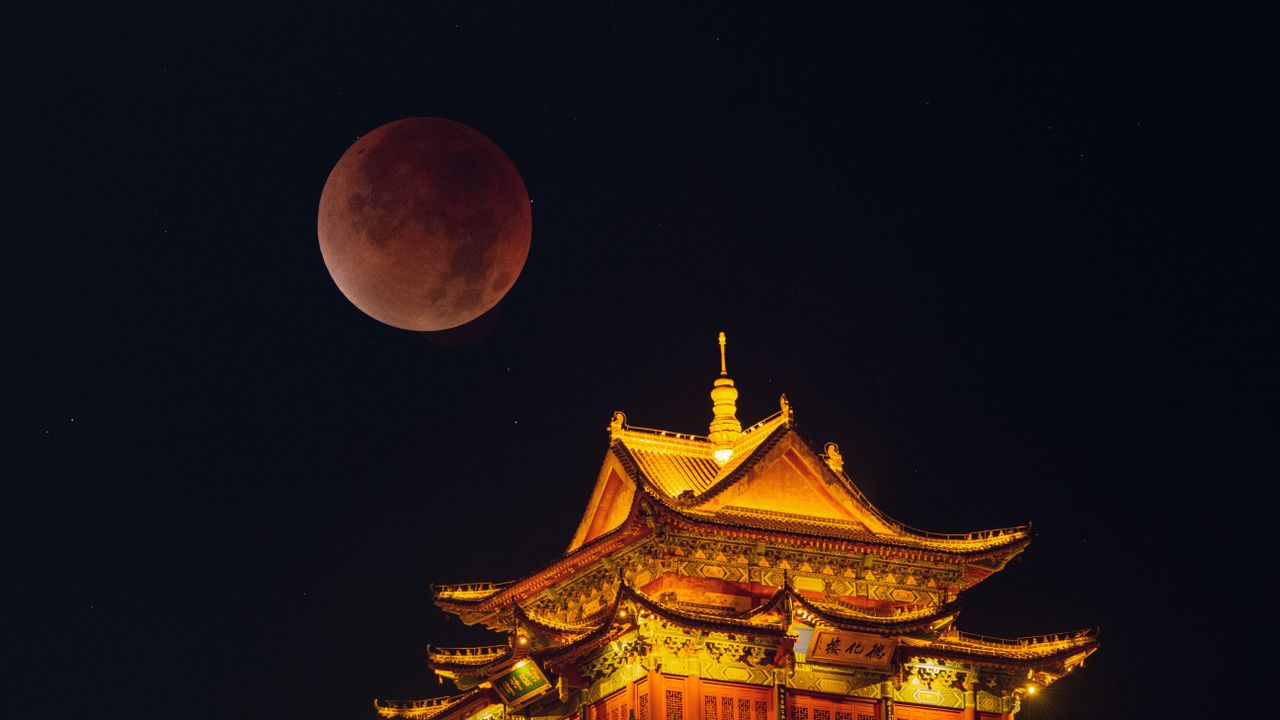 'Blood moon' gallery: Stunning snaps from last night's total lunar eclipse