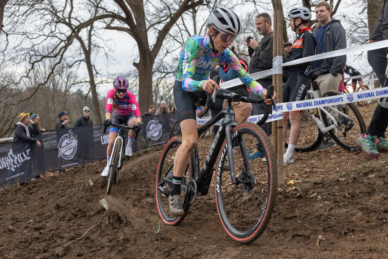 Vida Lopez de San Roman jumped straight from the Junior women 17-18 into the Women's Elite race and made the lead group early in the first lap.