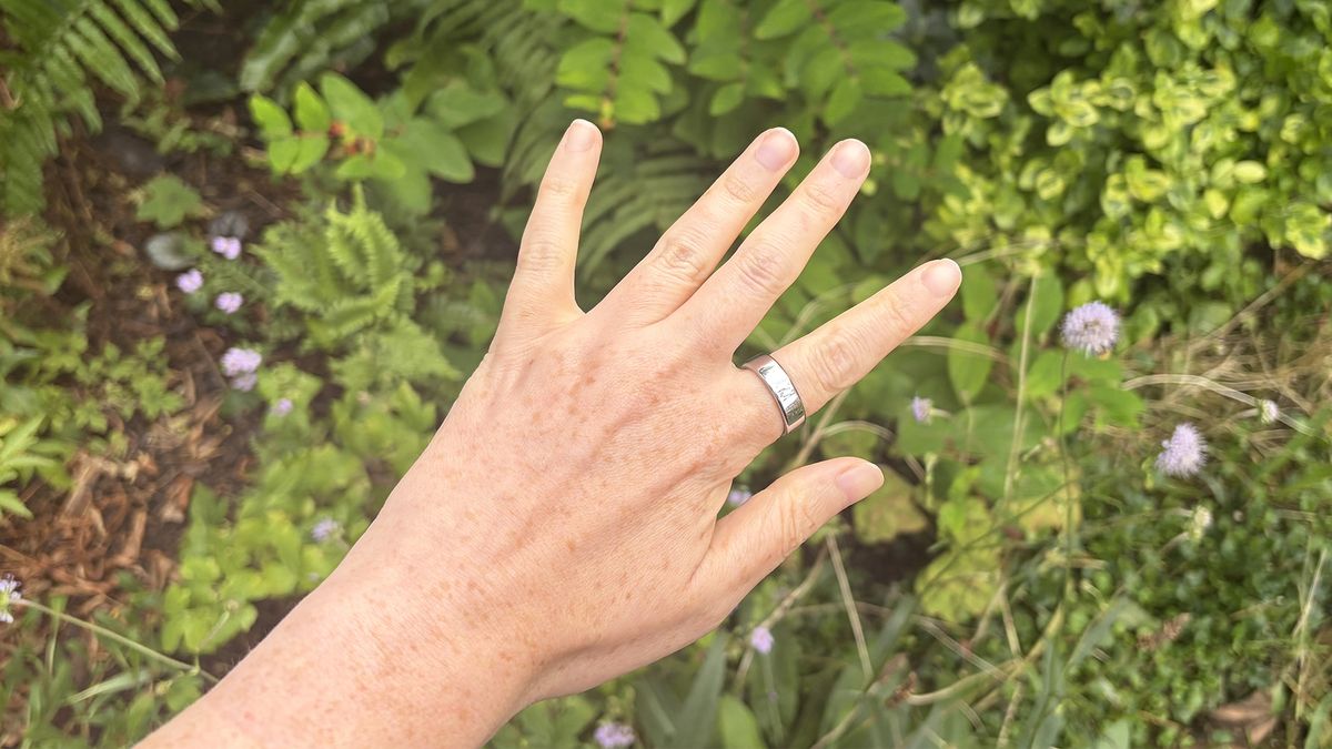 A hand wearing the Oura Ring 5