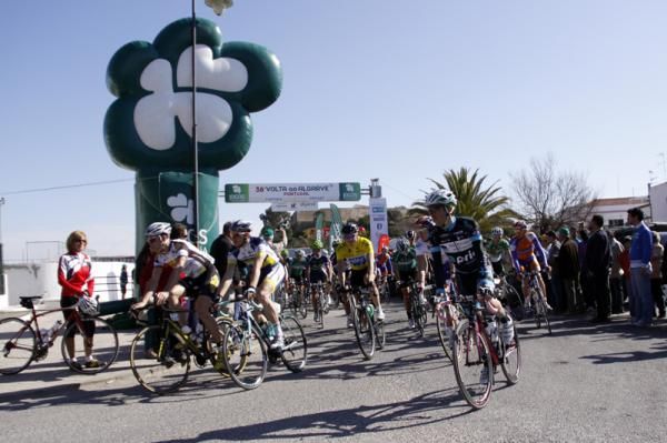 The peloton rolls off the start line in Castro Marim.