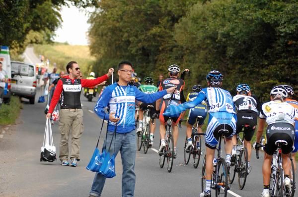 Rory Sutherland (UnitedHealthcare) takes a musette bag